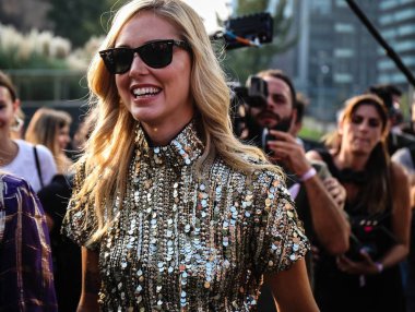 Milan, İtalya - 19 Eylül 2018: Chiara Ferragni Milano Moda Haftası sırasında sokakta.