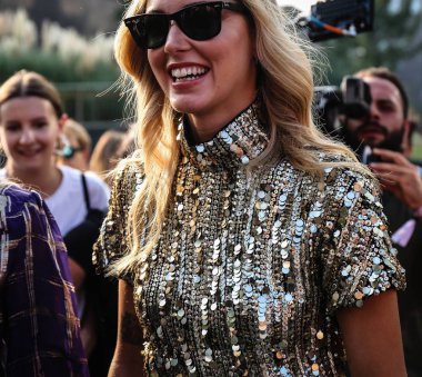 Milan, İtalya - 19 Eylül 2018: Chiara Ferragni Milano Moda Haftası sırasında sokakta.