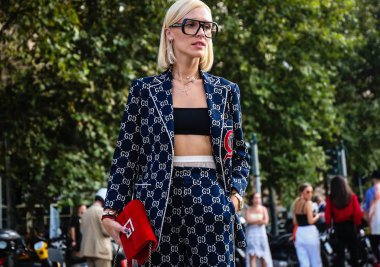 Milan, İtalya - 19 Eylül 2018: Viktoria Rader Milano Moda Haftası sırasında sokakta.