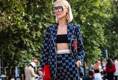 Milan, İtalya - 19 Eylül 2018: Viktoria Rader Milano Moda Haftası sırasında sokakta.