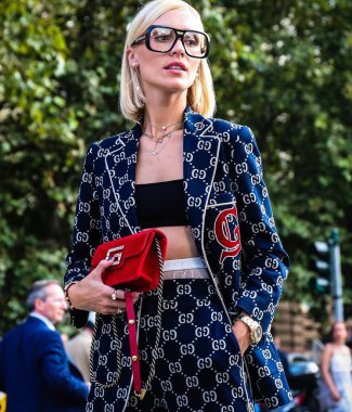 Milan, İtalya - 19 Eylül 2018: Viktoria Rader Milano Moda Haftası sırasında sokakta.