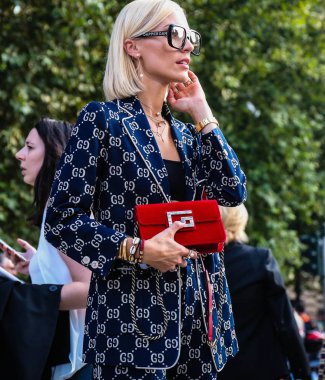 Milan, İtalya - 19 Eylül 2018: Viktoria Rader Milano Moda Haftası sırasında sokakta.