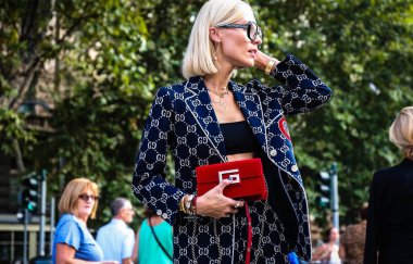 Milan, İtalya - 19 Eylül 2018: Viktoria Rader Milano Moda Haftası sırasında sokakta.