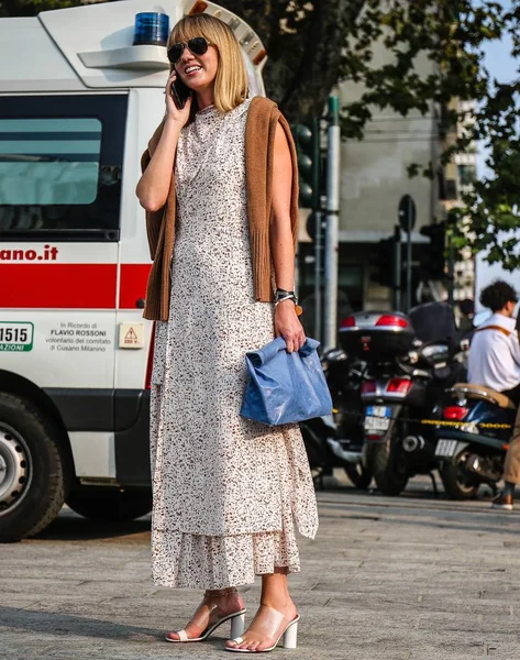 Milan, İtalya - 19 Eylül 2018: Lisa Aiken Milano Moda Haftası sırasında sokakta.