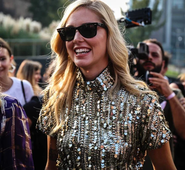 Milan, İtalya - 19 Eylül 2018: Chiara Ferragni Milano Moda Haftası sırasında sokakta.