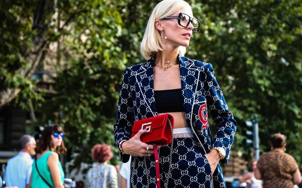 Milan, İtalya - 19 Eylül 2018: Viktoria Rader Milano Moda Haftası sırasında sokakta.