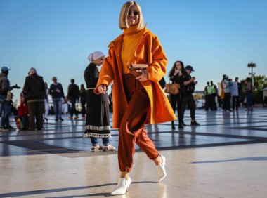 Paris, Fransa - 26 Eylül 2018: Xenia Van Der Woodsen'ın Paris moda haftası sırasında sokakta.