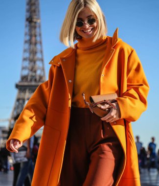 Paris, Fransa - 26 Eylül 2018: Xenia Van Der Woodsen'ın Paris moda haftası sırasında sokakta.