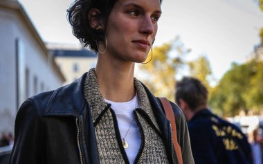 Paris, Fransa - 26 Eylül 2018: Marte Mei Van Haaster Paris moda haftası sırasında sokakta.