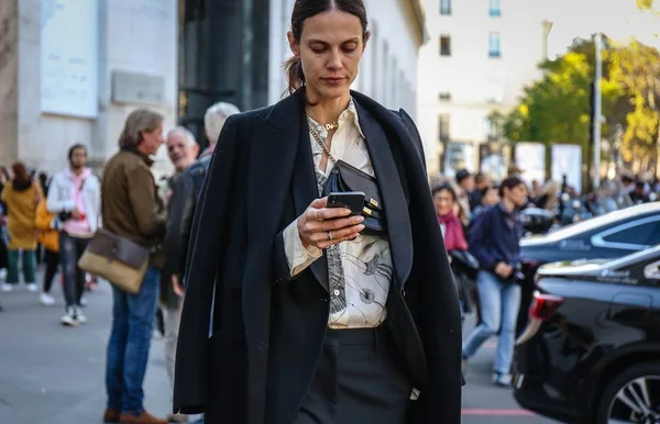 2018年9月26日 巴黎时装周期间在街头的 Ayeline Valade — 图库照片