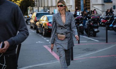 Paris, Fransa - 26 Eylül 2018: Paris moda haftası sırasında sokakta kadın.