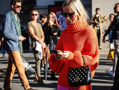 Paris moda haftası sırasında sokakta Thora Valdimars Paris, Fransa - 26 Eylül 2018:.