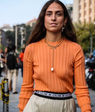 Milan, İtalya - 19 Eylül 2018: Erika Boldrin Milano Moda Haftası sırasında sokakta.