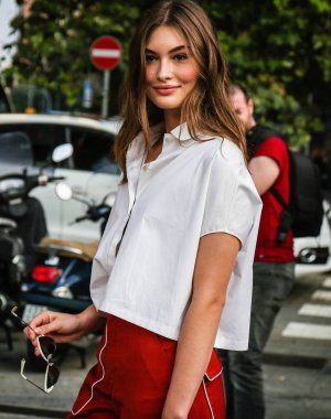Milan, İtalya - 19 Eylül 2018: Model Grace Elizabeth Milano Moda Haftası sırasında sokakta.