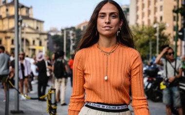 Milan, İtalya - 19 Eylül 2018: Erika Boldrin Milano Moda Haftası sırasında sokakta.
