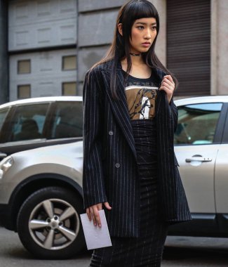 Milan, İtalya - 20 Eylül 2018: kadınlar Milano Moda Haftası sırasında sokakta.