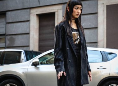 Milan, İtalya - 20 Eylül 2018: kadınlar Milano Moda Haftası sırasında sokakta.