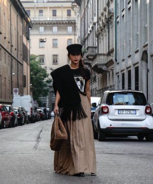 Milan, İtalya - 20 Eylül 2018: kadınlar Milano Moda Haftası sırasında sokakta.