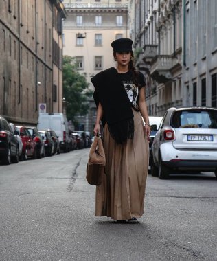 Milan, İtalya - 20 Eylül 2018: kadınlar Milano Moda Haftası sırasında sokakta.
