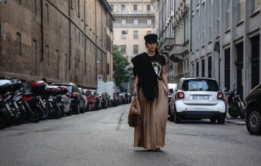 Milan, İtalya - 20 Eylül 2018: kadınlar Milano Moda Haftası sırasında sokakta.