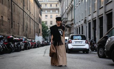 Milan, İtalya - 20 Eylül 2018: kadınlar Milano Moda Haftası sırasında sokakta.
