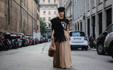 Milan, İtalya - 20 Eylül 2018: kadınlar Milano Moda Haftası sırasında sokakta.