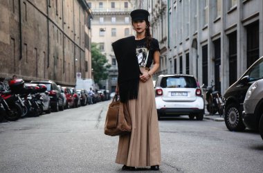 Milan, İtalya - 20 Eylül 2018: kadınlar Milano Moda Haftası sırasında sokakta.