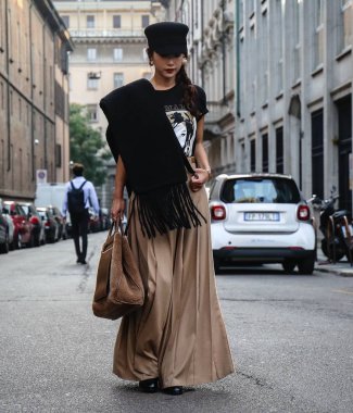 Milan, İtalya - 20 Eylül 2018: kadınlar Milano Moda Haftası sırasında sokakta.