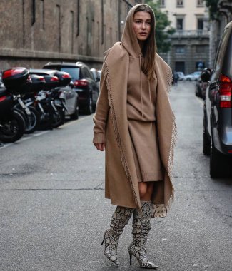 Milan, İtalya - 20 Eylül 2018: Sophia Roe Milano Moda Haftası sırasında sokakta.