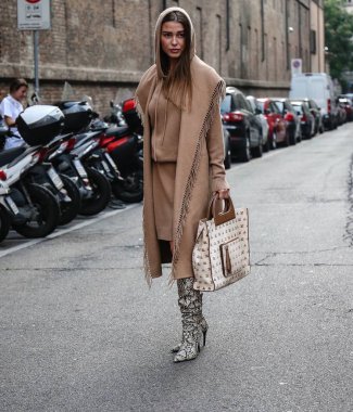 Milan, İtalya - 20 Eylül 2018: Sophia Roe Milano Moda Haftası sırasında sokakta.