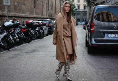 Milan, İtalya - 20 Eylül 2018: Sophia Roe Milano Moda Haftası sırasında sokakta.