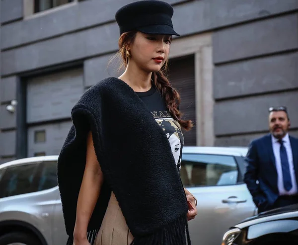 ミラノ イタリア 2018 ミラノ ファッション ウィーク中に路上で女性 — ストック写真