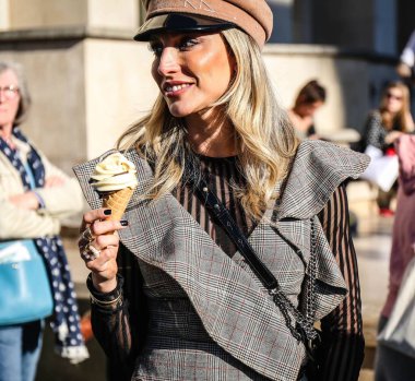 Paris, Fransa - 26 Eylül 2018: Paris moda haftası sırasında sokakta kadın.