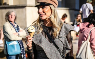 Paris, Fransa - 26 Eylül 2018: Paris moda haftası sırasında sokakta kadın.