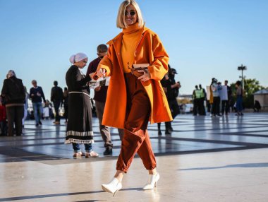 Paris, Fransa - 26 Eylül 2018: Xenia Van Der Woodsen'ın Paris moda haftası sırasında sokakta.