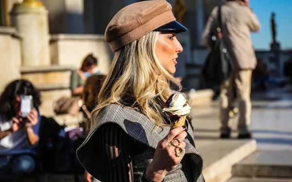 Paris, Fransa - 26 Eylül 2018: Paris moda haftası sırasında sokakta kadın.