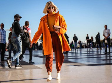 Paris, Fransa - 26 Eylül 2018: Xenia Van Der Woodsen'ın Paris moda haftası sırasında sokakta.