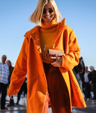 Paris, Fransa - 26 Eylül 2018: Xenia Van Der Woodsen'ın Paris moda haftası sırasında sokakta.