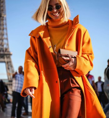 Paris, Fransa - 26 Eylül 2018: Xenia Van Der Woodsen'ın Paris moda haftası sırasında sokakta.