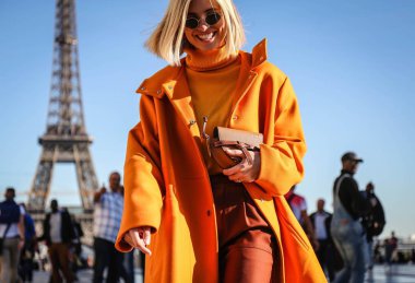 Paris, Fransa - 26 Eylül 2018: Xenia Van Der Woodsen'ın Paris moda haftası sırasında sokakta.