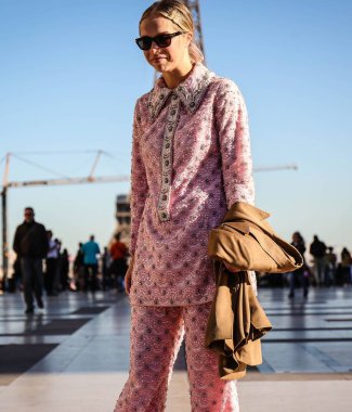 Paris, Fransa - 26 Eylül 2018: Paris moda haftası sırasında sokakta kadın.