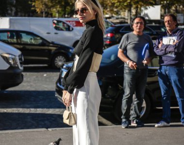 Paris, Fransa - 26 Eylül 2018: Caroline Daur Paris moda haftası sırasında sokakta.