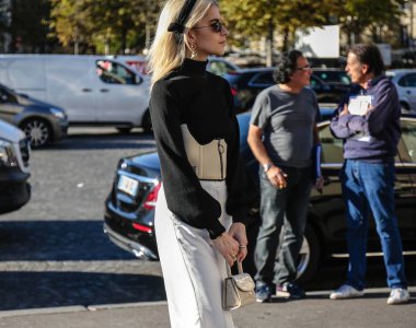 Paris, Fransa - 26 Eylül 2018: Caroline Daur Paris moda haftası sırasında sokakta.