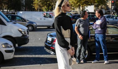 Paris, Fransa - 26 Eylül 2018: Caroline Daur Paris moda haftası sırasında sokakta.