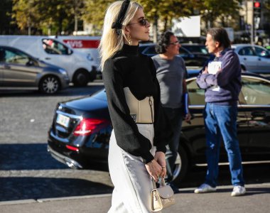 Paris, Fransa - 26 Eylül 2018: Caroline Daur Paris moda haftası sırasında sokakta.