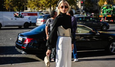 Paris, Fransa - 26 Eylül 2018: Caroline Daur Paris moda haftası sırasında sokakta.