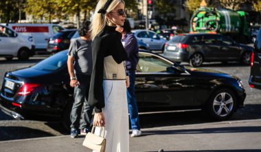 Paris, Fransa - 26 Eylül 2018: Caroline Daur Paris moda haftası sırasında sokakta.