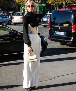 Paris, Fransa - 26 Eylül 2018: Caroline Daur Paris moda haftası sırasında sokakta.