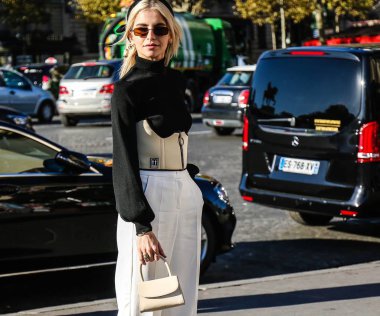 Paris, Fransa - 26 Eylül 2018: Caroline Daur Paris moda haftası sırasında sokakta.