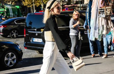 Paris, Fransa - 26 Eylül 2018: Caroline Daur Paris moda haftası sırasında sokakta.
